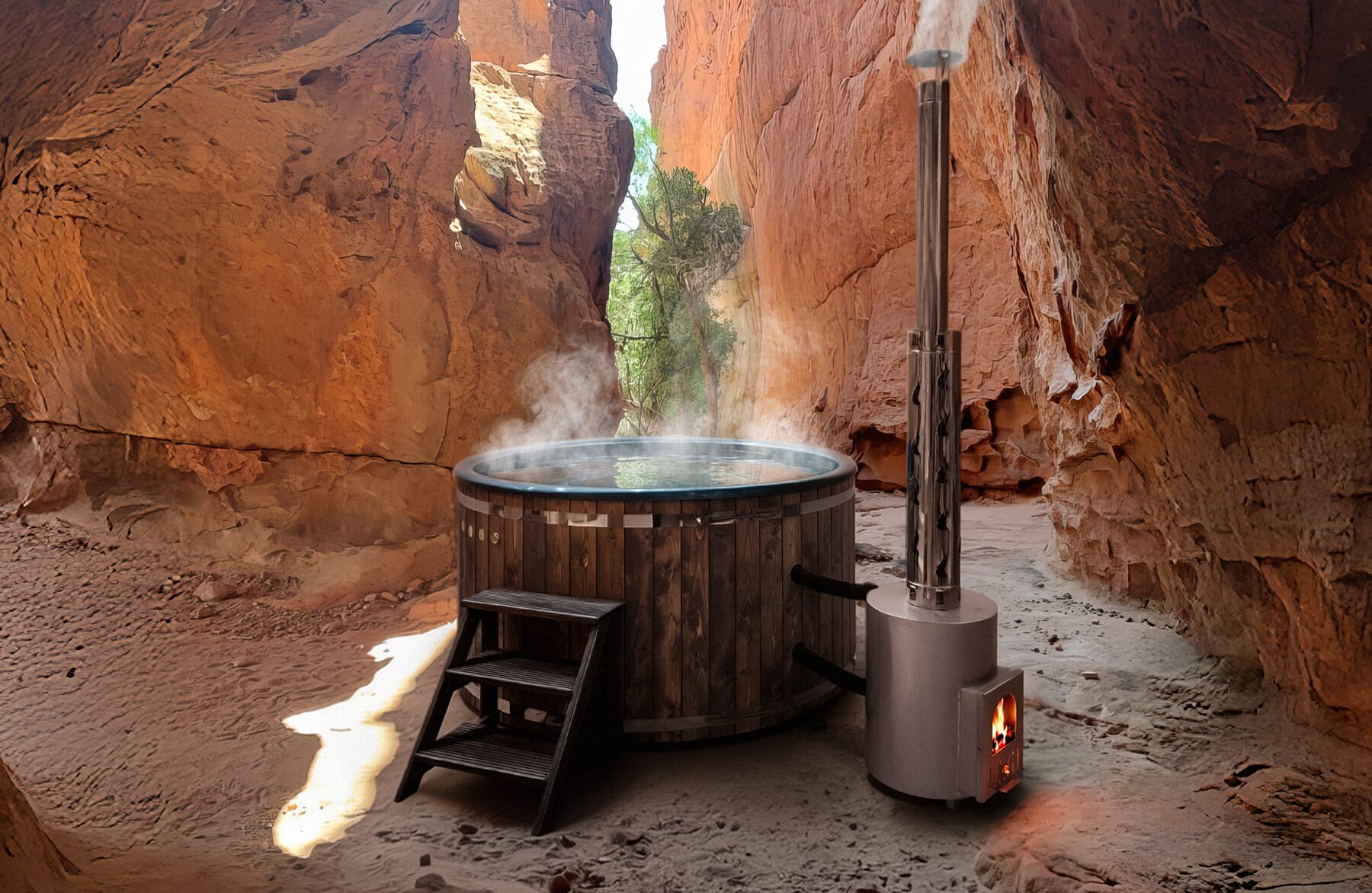 Hot Tub DIANA von Feuerbad aus Holz steht in einer Schlucht mit roten Felswänden und natürlicher Umgebung