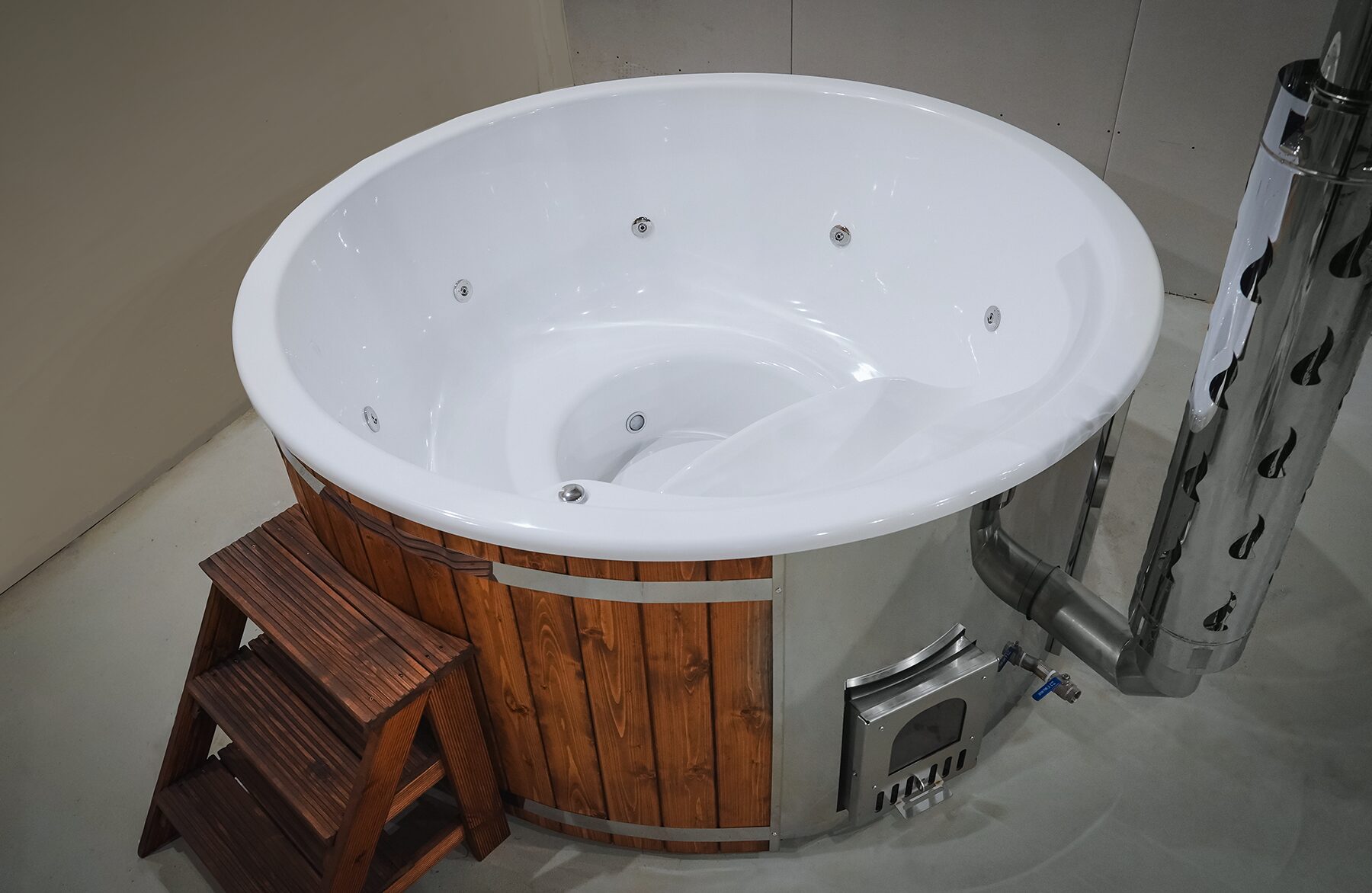 Feuerbad Hot Tub SOPHIA mit weißer Innenwanne und integrierten Düsen, Holzverkleidung, Metallofen mit Schornsteinanschluss und Holz-Einstiegstreppe