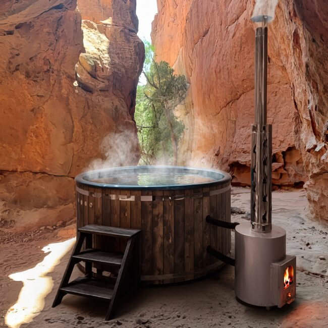 Hot Tub DIANA von Feuerbad aus Holz steht in einer Schlucht mit roten Felswänden und natürlicher Umgebung