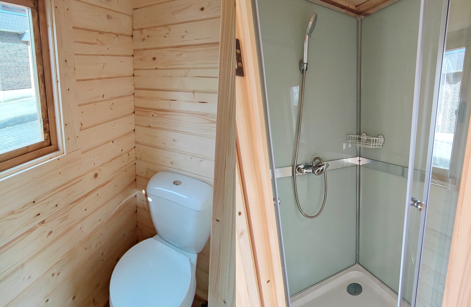 Innenansicht des Badezimmers eines Feuerbad Tiny House DELUXE: Links ein kompakter WC-Bereich mit heller Holzverkleidung und Fenster für Tageslicht, rechts eine moderne Dusche mit Glaswänden, Handbrause und integrierter Ablage – platzsparend und funktional gestaltet